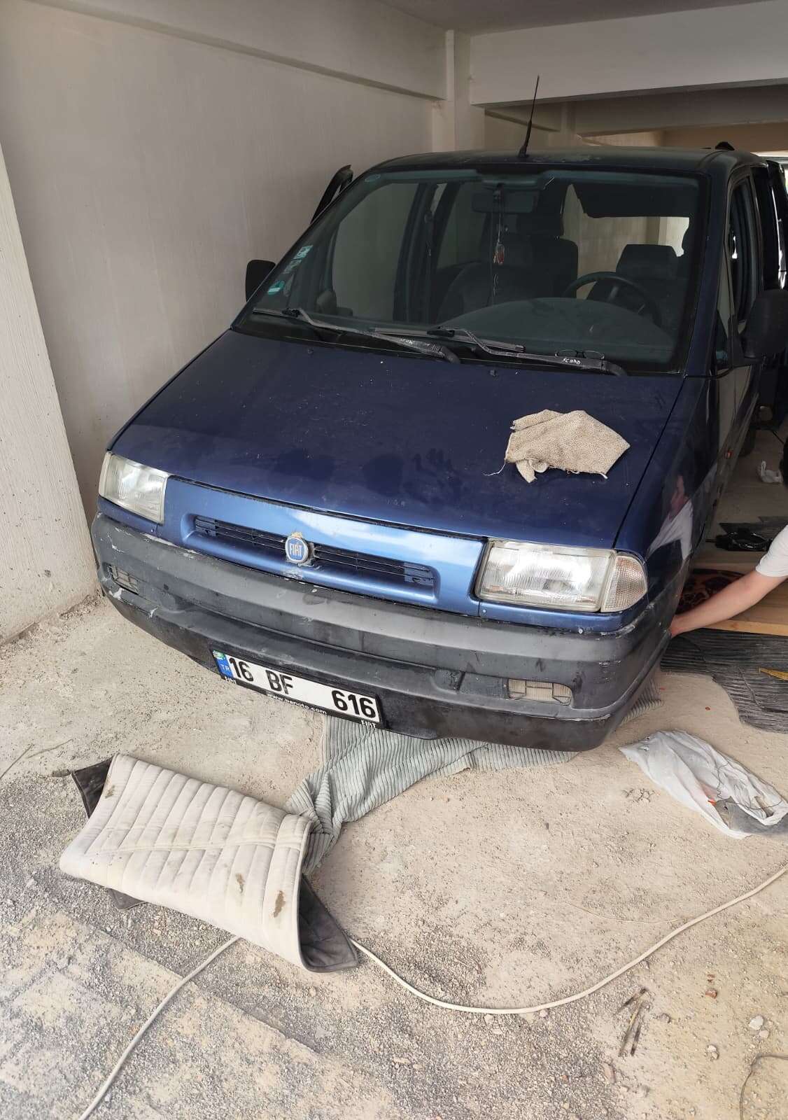 Otoparkta can pazarı! Kriko kaydı, 1,5 tonluk aracın altında kaldı 1